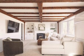 Televisión y oficina 