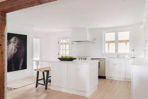 Refrigerador, microondas, horno y cafetera y tetera 