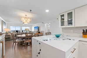 Interior - Surf Dweller 405 - Emerald Beach Hide Away (Fort Walton Beach)