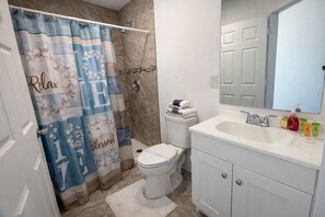 Douche, sèche-cheveux, serviettes fournies, savon