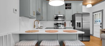 Lounges at Lynchburg Green House - within walking distance to Jack Daniels!