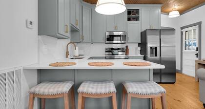 Lounges at Lynchburg Green House - within walking distance to Jack Daniels!