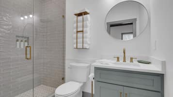 Douche, sèche-cheveux, serviettes fournies, savon