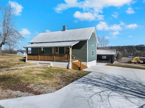 Lounges at Lynchburg Green House - within walking distance to Jack Daniels!