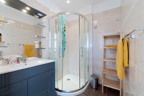 Douche, sèche-cheveux, serviettes fournies