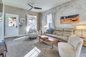 TV, books - Deck & Home Office: Walkable Albuquerque Home (Albuquerque)