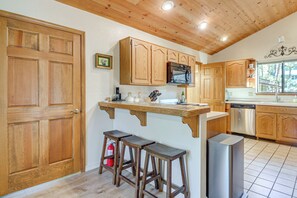 Fridge, microwave, stovetop, dishwasher - Prescott Retreat w/ Community Perks, Near Downtown (Prescott)