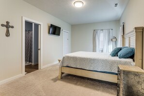3 bedrooms, desk, Internet, bed sheets - 3 Mi to Bull Shoals Lake: Peaceful Escape w/ Patio (Isabella)