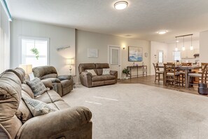 TV, books - 3 Mi to Bull Shoals Lake: Peaceful Escape w/ Patio (Isabella)