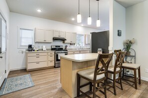 Fridge, microwave, stovetop, dishwasher