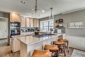 Réfrigérateur, micro-ondes, plaque de cuisson, lave-vaisselle