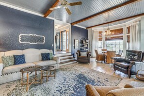 Télévision, cheminée, jeux vidéo, livres