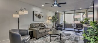 Renovated, Walkable! Old Town Condo w/ Pool Access