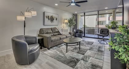 Renovated, Walkable! Old Town Condo w/ Pool Access