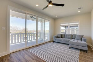 TV - < 1 Mi to Texas A&M: Group Getaway w/ Balcony! (College Station)