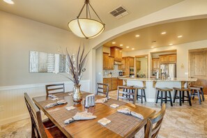 Dining - 2 Mi to Lake Havasu State Park: Home w/ Hot Tub (Lake Havasu City)