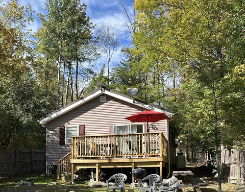 Cozy 2-bedroom cabin in charming Keeseville with AC