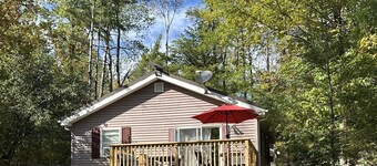 Cozy 2-bedroom cabin in charming Keeseville with AC