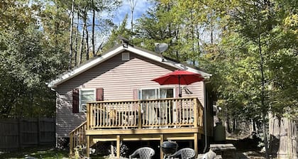 Cozy 2-bedroom cabin in charming Keeseville with AC