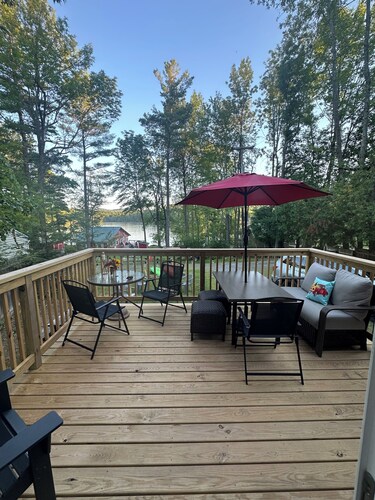 Cozy 2-bedroom cabin in charming Keeseville with access to private Augur lake