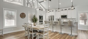 Hot Tub + Fire Pits: Waterfront Lake Anna Escape!