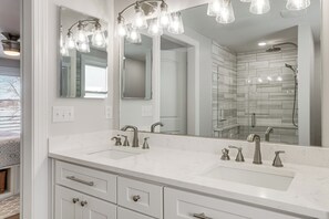Hair dryer, towels - Hot Tub + Fire Pits: Waterfront Lake Anna Escape! (Louisa)