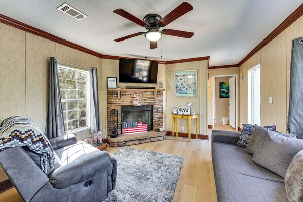 TV, books - < 1 Mi From Suwannee River, Hideaway w/ Lanai (Old Town)