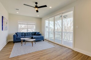 TV, stereo - Walk to Restaurants: Modern Escape Near Kyle Field (College Station)