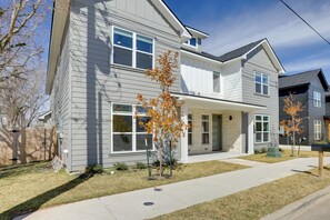 Exterior - Walk to Restaurants: Modern Escape Near Kyle Field (College Station)