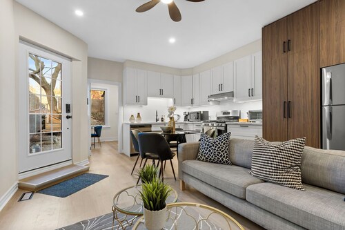 Modern Styled 2B/2B, Full kitchen, Laundry, Parking (paid)