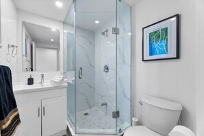 Shower, hair dryer, towels, soap - Modern Styled 2B/2B, Full kitchen, Laundry, Parking (paid) (Toronto)