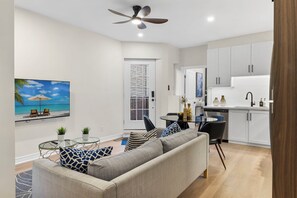 Living area - Modern Styled 2B/2B, Full kitchen, Laundry, Parking (paid) (Toronto)