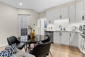 Private kitchen - Modern Styled 2B/2B, Full kitchen, Laundry, Parking (paid) (Toronto)
