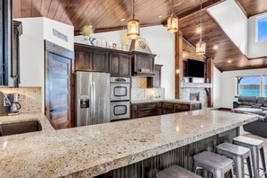 Private kitchen - Comfort, Convenience, and Room for the Whole Crew (Garden City)