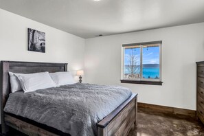 8 bedrooms, WiFi - Comfort, Convenience, and Room for the Whole Crew (Garden City)