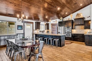 Dining - Comfort, Convenience, and Room for the Whole Crew (Garden City)