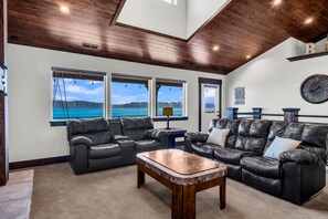 TV - Comfort, Convenience, and Room for the Whole Crew (Garden City)