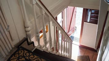 Departamento familiar, balcón, vista al jardín | Cortinas blackout, insonorización y tabla de planchar con plancha