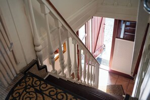 家庭公寓, 阳台, 花园景观 | 遮光窗帘、隔音、熨斗/熨板、免费 WiFi