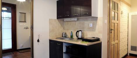 Deluxe Apartment, Garden View | Private kitchenette | High chair