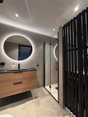 Douche, serviettes fournies