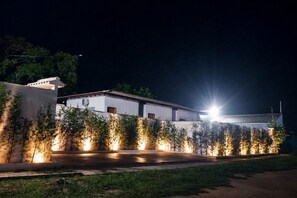 Exterior - QUINTAL DE BÚZIOS
Casa com piscina, churrasqueira, 3 suítes completas com ar (Armação dos Búzios)