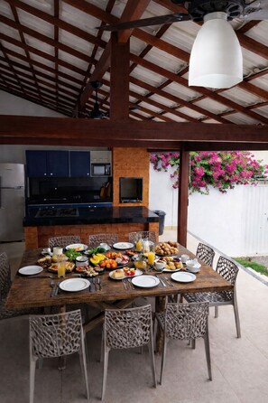 Dining - QUINTAL DE BÚZIOS
Casa com piscina, churrasqueira, 3 suítes completas com ar (Armação dos Búzios)