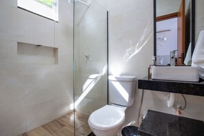 Douche, serviettes fournies, savon, papier toilette