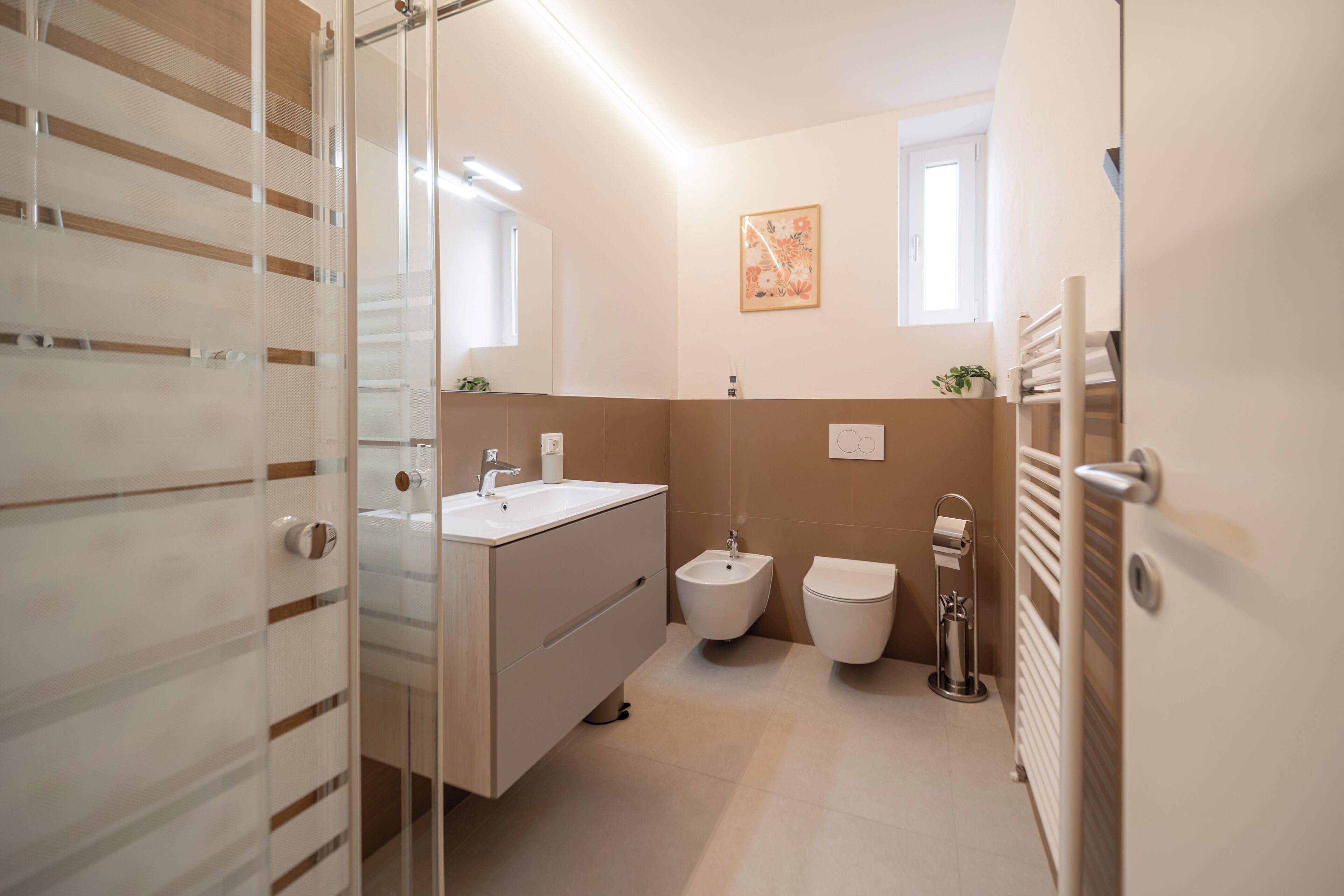 Asciugacapelli, bidet, asciugamani, sapone