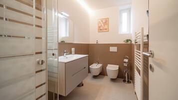 Asciugacapelli, bidet, asciugamani, sapone