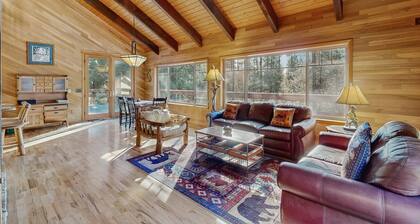 Family friendly home with hot tub, full kitchen, grill - near hiking & fishing