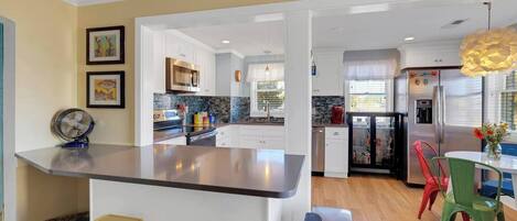 Réfrigérateur, micro-ondes, four, plaque de cuisson