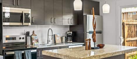 Refrigerador, microondas, horno, placa de cocina