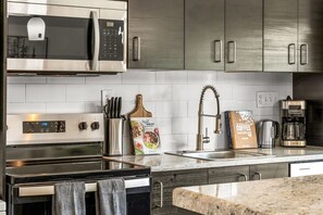 Refrigerador, microondas, horno y parrilla de estufa